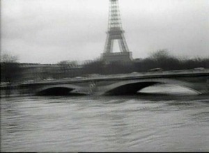 13  Nós chegamos. Enquanto a água já alcançava os pés da Torre Eiffel! Eu estava feliz. O cara que eu dizia que era <i>galante</i> enquanto ele me beijava, eu iria provavelmente dormir em sua casa esta noite, pois a inundação em Paris, para mim, era motivo de felicidade.